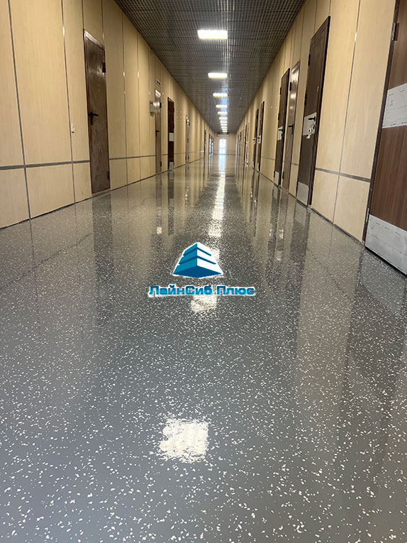 Эпоксидный пол армированный кварцевым песком + декоративные чипсы и защитный слой лака (матовый)
